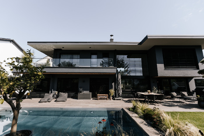 Mondänes Einfamilienhaus mit Pool :: air2.de